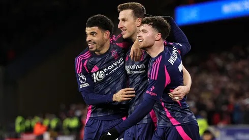 Los jugadores del Nottingham Forest, de gran temporada, festejan su séptima victoria consecutiva.