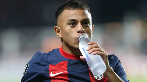 Perrito Barrios con la camiseta de San Lorenzo.