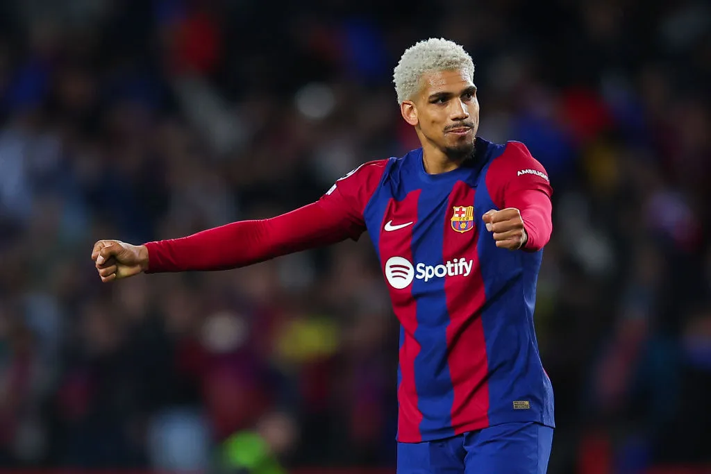 Araújo volvió a jugar con Barcelona y su futuro depende del club.