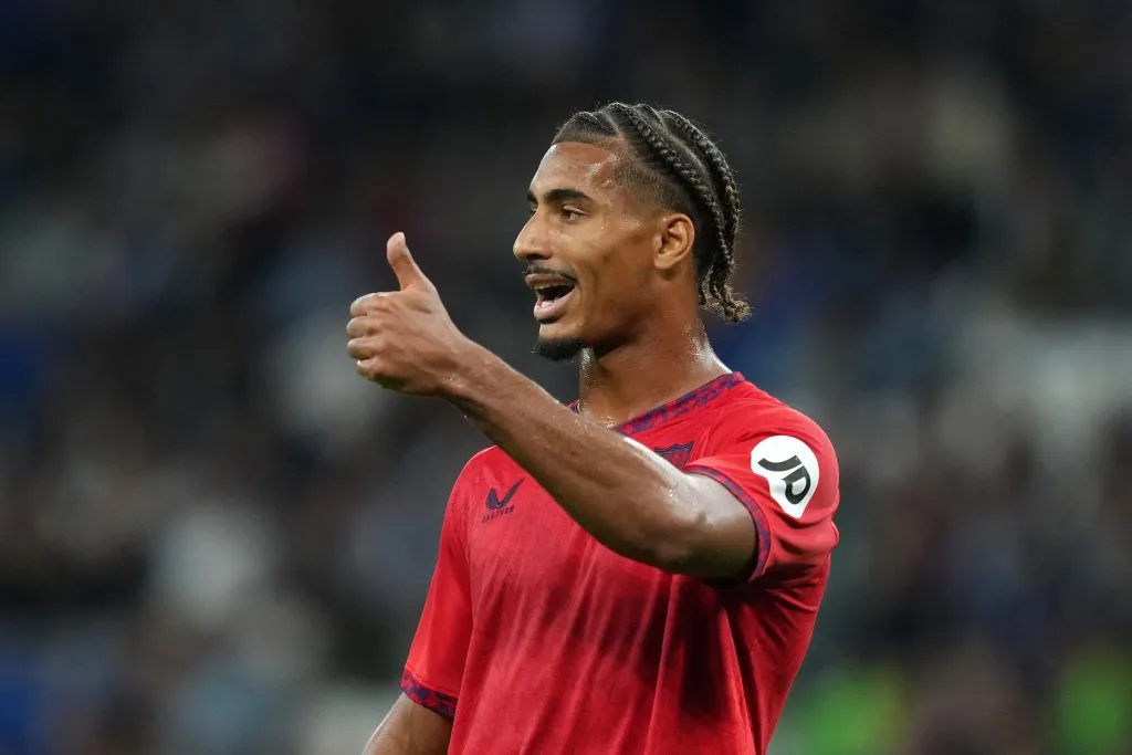 Loïc Bade, cerca de convertirse en compañero de Dibu Martínez.