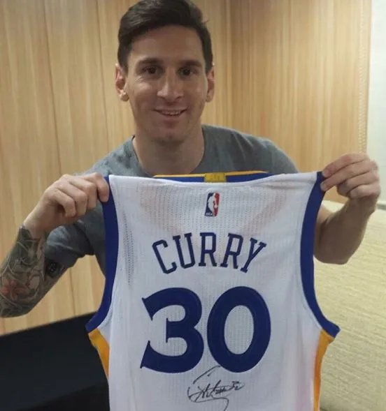 Messi en 2015, tras recibir el regalo de Curry.