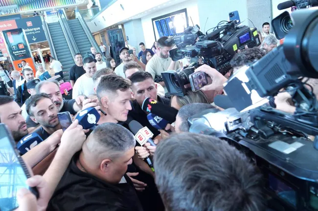 Ander Herrera, bajo una multitud en Ezeiza (BOLAVIP)