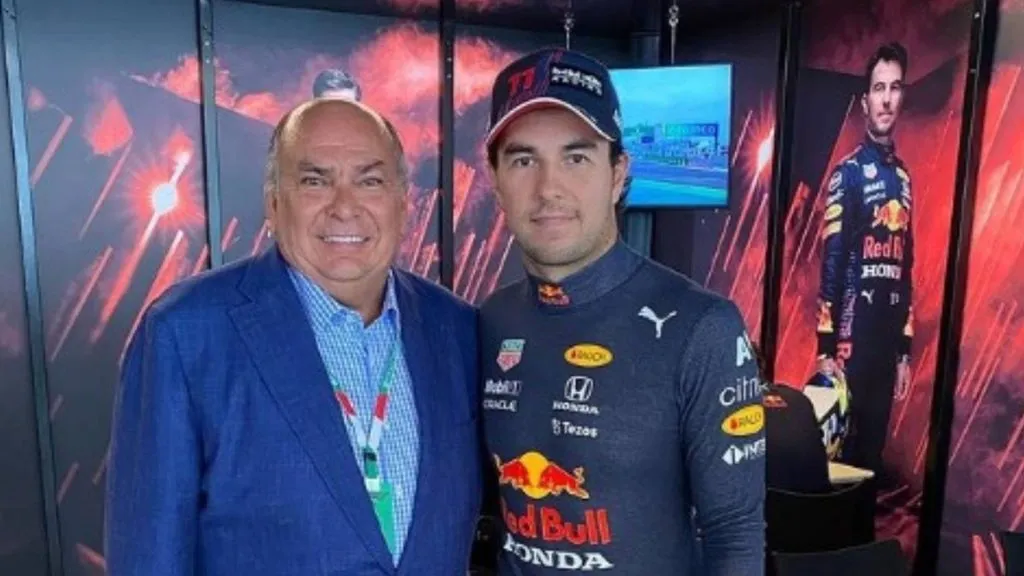 Checo Pérez y su padre Antonio barajan las posibilidades para el futuro.