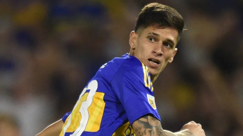 Brian Aguirre con la camiseta de Boca.