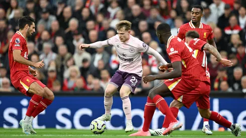Keane Lewis-Potter lleva la pelota rodeado por Dominik Szoboszlai, Alexis Mac Allister e Ibrahima Konate en la victoria de Liverpool por 2-0 ante Brentford en la fecha 2 de la actual Premier League.