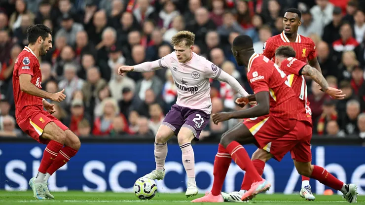 Keane Lewis-Potter lleva la pelota rodeado por Dominik Szoboszlai, Alexis Mac Allister e Ibrahima Konate en la victoria de Liverpool por 2-0 ante Brentford en la fecha 2 de la actual Premier League.