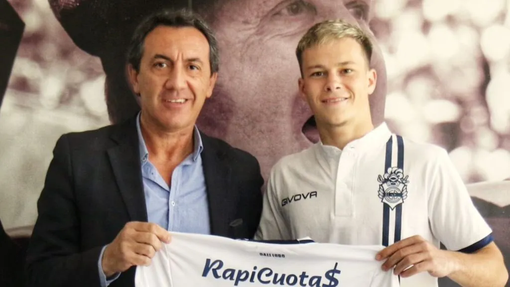 Matías Abaldo junto al presidente Mariano Cowen. (Prensa Gimnasia)