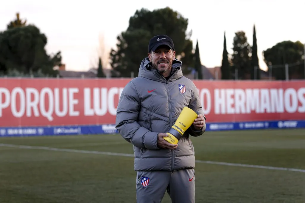 Diego Simeone recibió su trofeo como mejor entrenador del pasado mes de diciembre en LaLiga. (Foto: Prensa Atlético de Madrid)