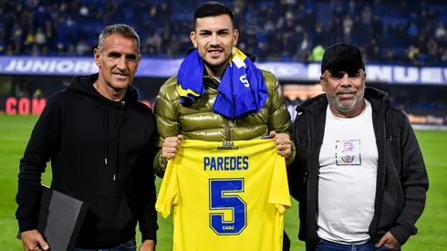 Leandro Paredes junto a Raúl Cascini y Mauricio Serna. (Getty Images)