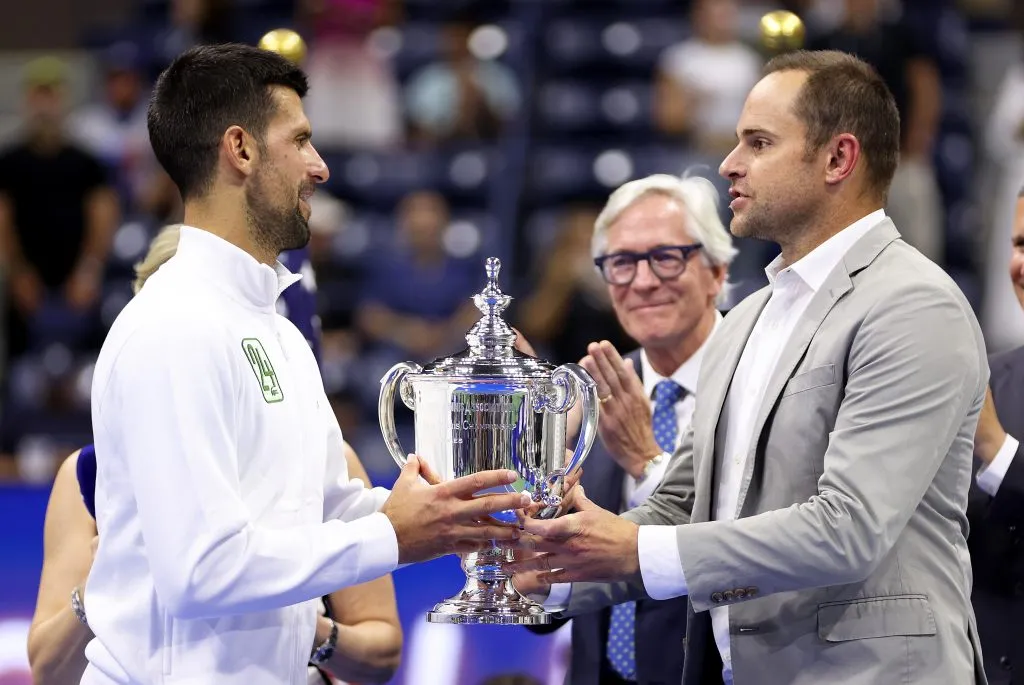 Roddick entregó a Djokovic el trofeo tras conquistar el US Open en 2023.