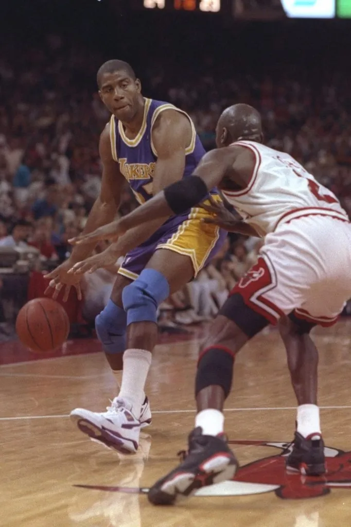 Magic Johnson y Michael Jordan enfrentándose en LA Lakers vs. Chicago Bulls. (Getty Images)