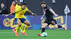 Varios jugadores de las Águilas de América se arrimaron a Lionel Messi para pedirle que les firmara la camiseta.