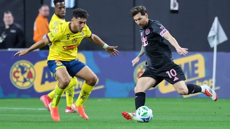 Varios jugadores de las Águilas de América se arrimaron a Lionel Messi para pedirle que les firmara la camiseta.