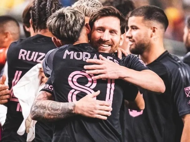 El abrazo de Leo Messi con Santiago Morales tras el penal con el que definió el amistoso con América.