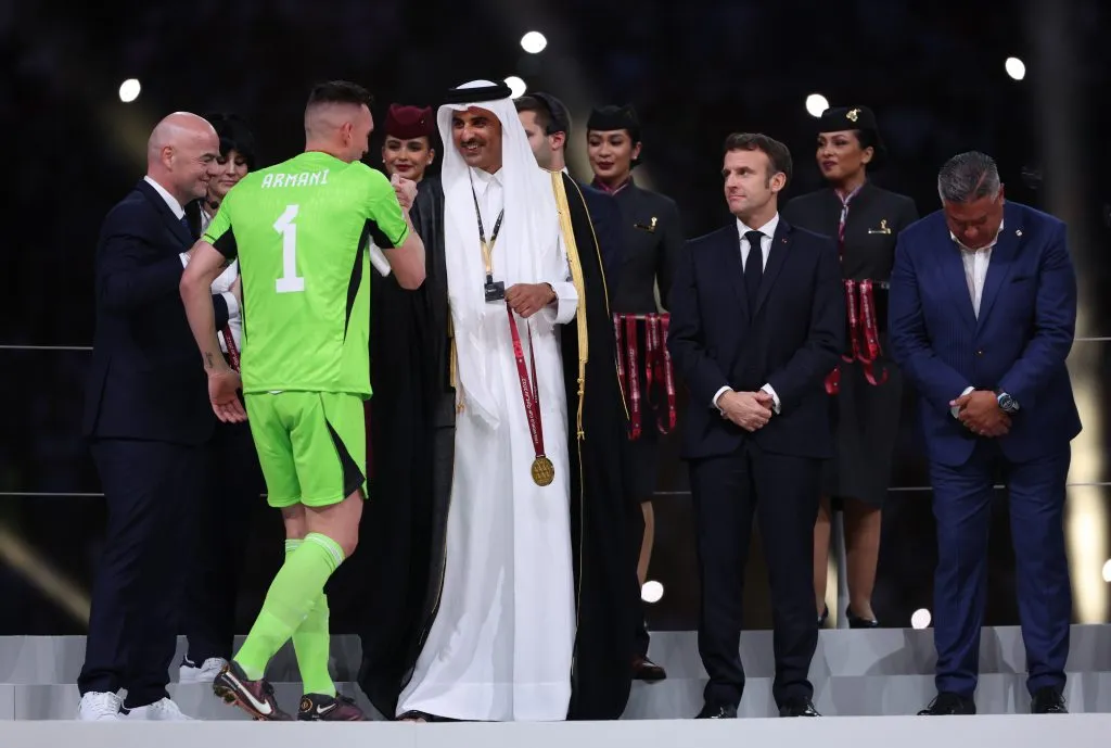 Armani recibe la medalla de campeón del mundo en Qatar 2022. (Foto: Getty).