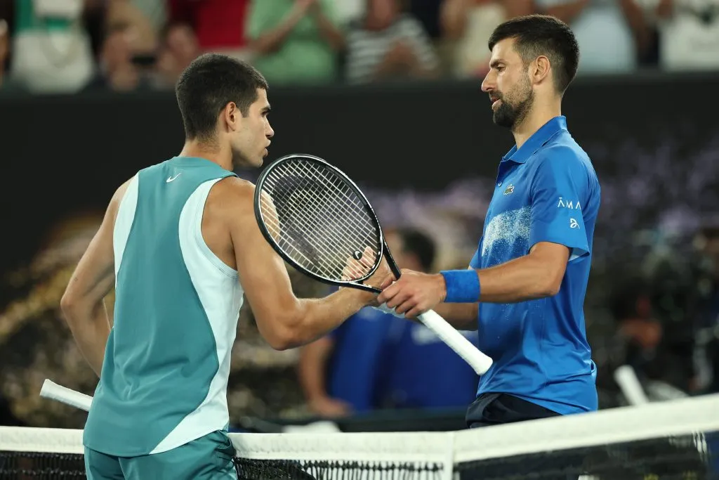 El saludo entre Alcaraz y Djokovic en la red tras el partido. (Foto: Getty).