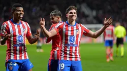 Julián Álvarez y su festejo junto a Reinildo.