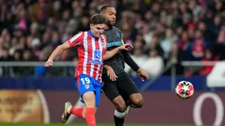 Julián Álvarez, en disputa de la pelota ante Tah.