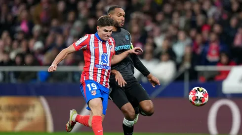 Julián Álvarez, en disputa de la pelota ante Tah.