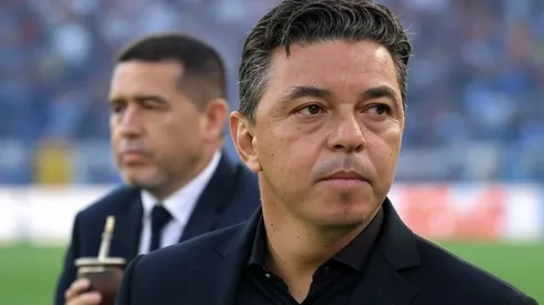 Marcelo Gallardo, DT de River, y Juan Román Riquelme, presidente de Boca, de fondo.