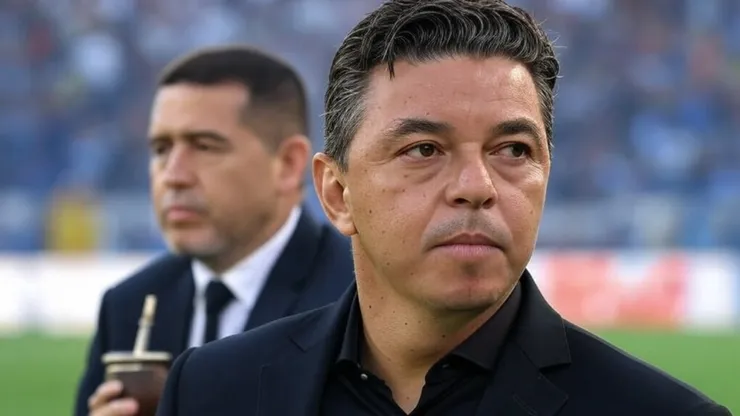 Marcelo Gallardo, DT de River, y Juan Román Riquelme, presidente de Boca, de fondo.