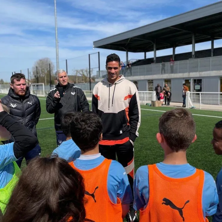 Raphael Varane inició sus propios campus y también ayuda el proyecto del Como 1907.