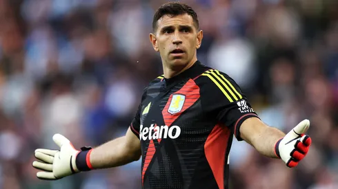 Dibu Martínez encendió las alarmas tras no salir al segundo tiempo en Aston Villa vs. Crystal Palace