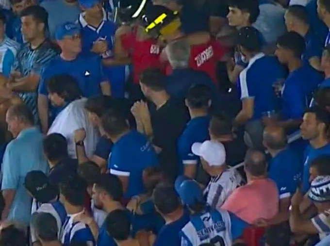 Bomberos tuvieron que asistir a hinchas descompuestos por el calor y la falta de hidratación.