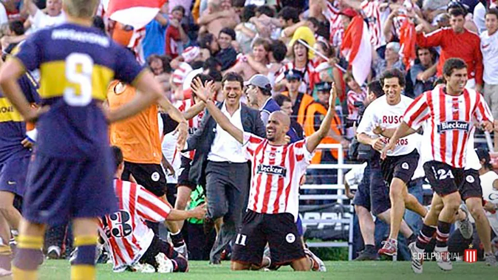 Verón celebra la conquista del Apertura 2006. (Foto: Prensa Estudiantes).