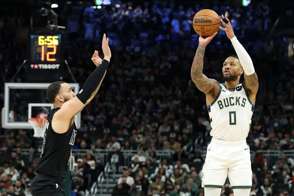 Damian Lillard enfrentando a Brooklyn Nets en un partido con Milwaukee Bucks. (Getty Images)