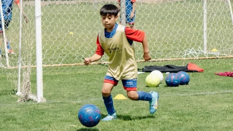 Imer Garrido fue convocado para entrenar en Barcelona.