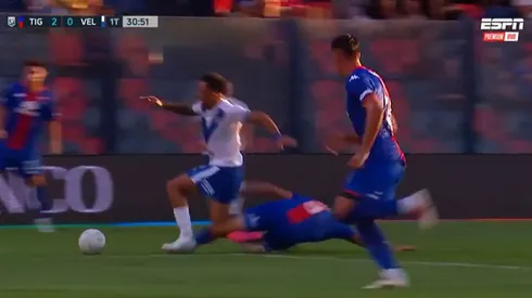 Joaquín García sufrió la fractura de su tobillo tras disputar la pelota con Benegas