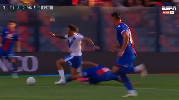 Joaquín García sufrió la fractura de su tobillo tras disputar la pelota con Benegas