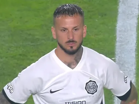 Los hinchas de Olimpia destrozaron a Benedetto tras su primer partido oficial: "Vino a caminar"