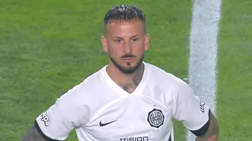 Los hinchas de Olimpia destrozaron a Benedetto tras su primer partido oficial: "Vino a caminar"