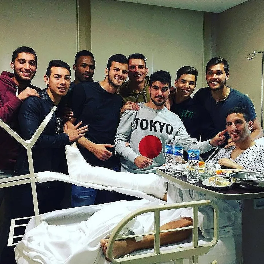 Matricardi y sus compañeros de Argentinos visitando al Turco Ham. Foto IG.