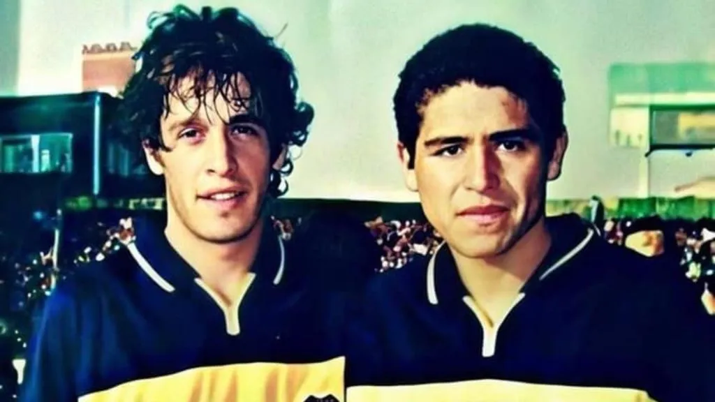 Emiliano Rey, junto a Juan Román Riquelme en 1998.