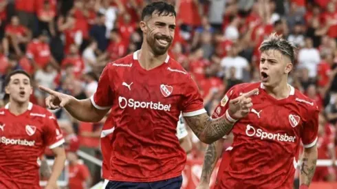 Gabriel Ávalos festeja su primer gol ante Sarmiento.