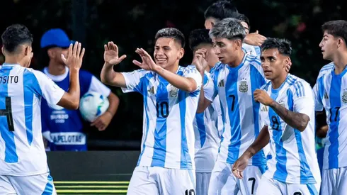 Claudio Echeverri festeja uno de sus goles ante Brasil.