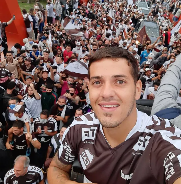 Messidoro celebra el ascenso de Platense en 2021. (Foto: @alexis_messidoro).