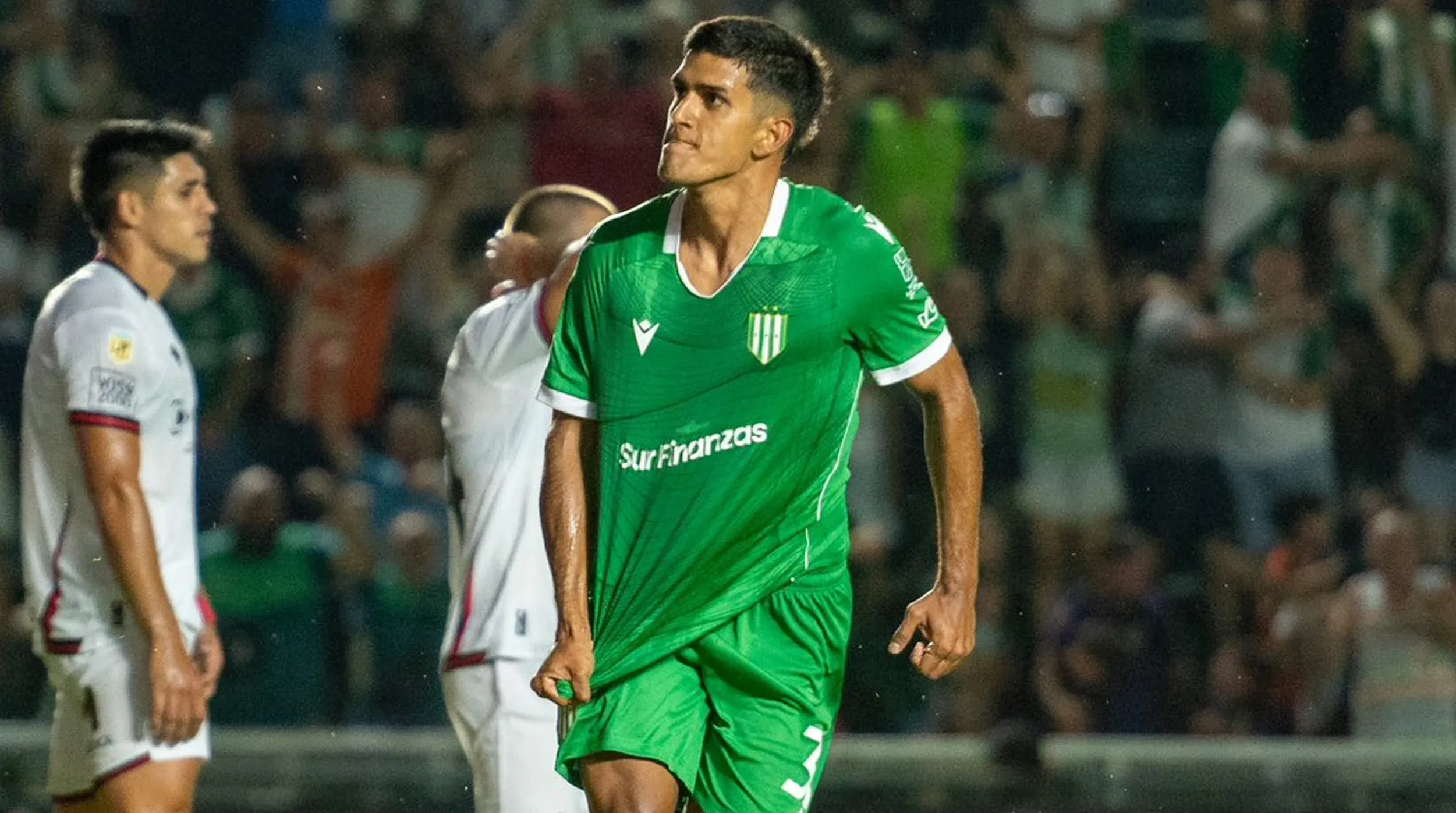 Tomás Nasif celebra un gol en el Taladro. (Foto: Prensa Banfield)