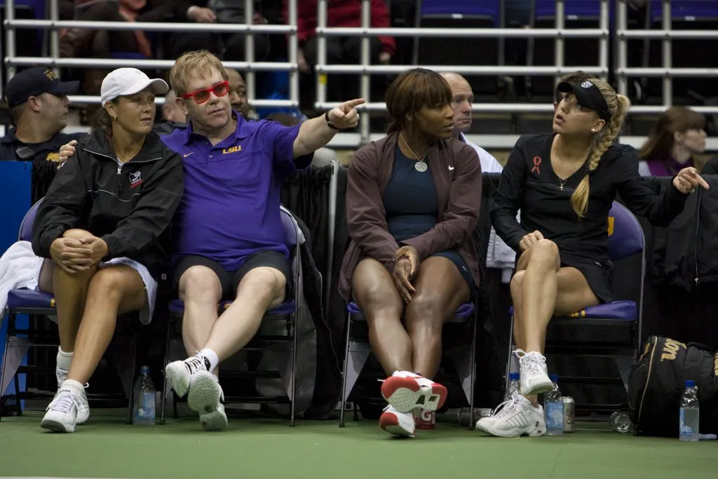 Liezel Huber, Sir Elton John, Serena Williams y Anna Kournikova en un evento en 2009, dos años después del retiro de la rusa. (Foto: Getty).