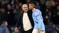 Pep Guardiola y su abrazo con Akanji por el triunfo de Manchester City.