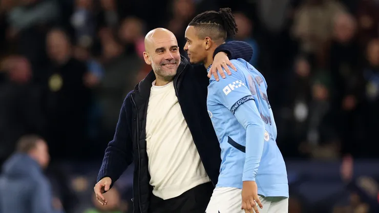 Pep Guardiola y su abrazo con Akanji por el triunfo de Manchester City.