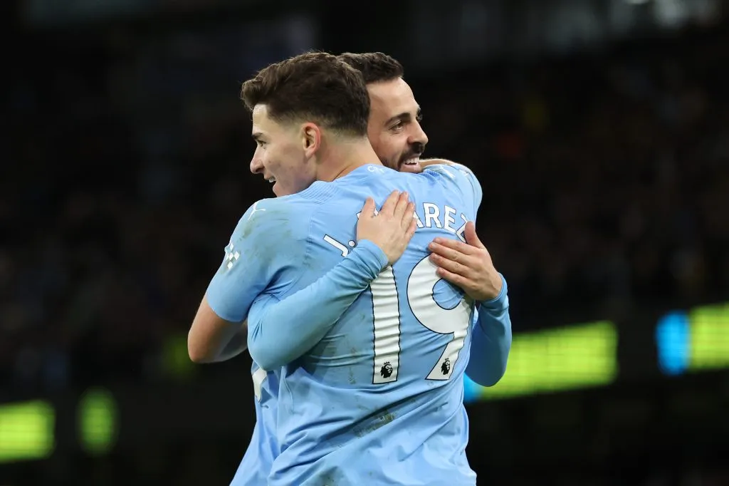 Bernardo Silva y Julián Álvarez en Manchester City. (Foto: Getty).