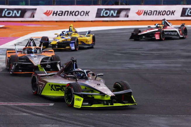 La Fórmula E es como la F1 pero con autos eléctricos.