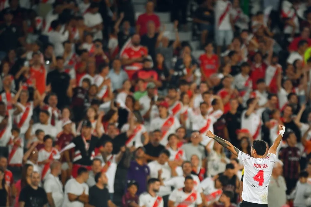 Montiel celebra su gol de cara a los hinchas.