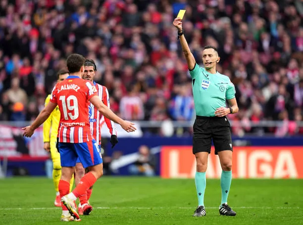 Julián Álvarez está al límite de amarillas en LALIGA.