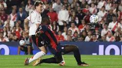 Facundo Colidio dispara ante la marca de Jhohan Romaña en el último River Plate vs San Lorenzo.