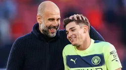 Julián Álvarez con Pep Guardiola